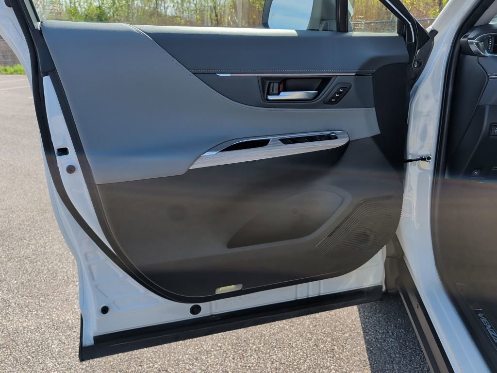 Certified 2023 Toyota Venza XLE AWD/4WD image 34