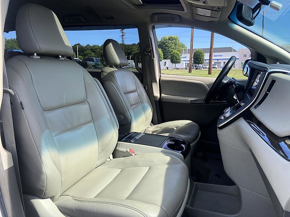 Used 2016 Toyota Sienna XLE FWD image 18