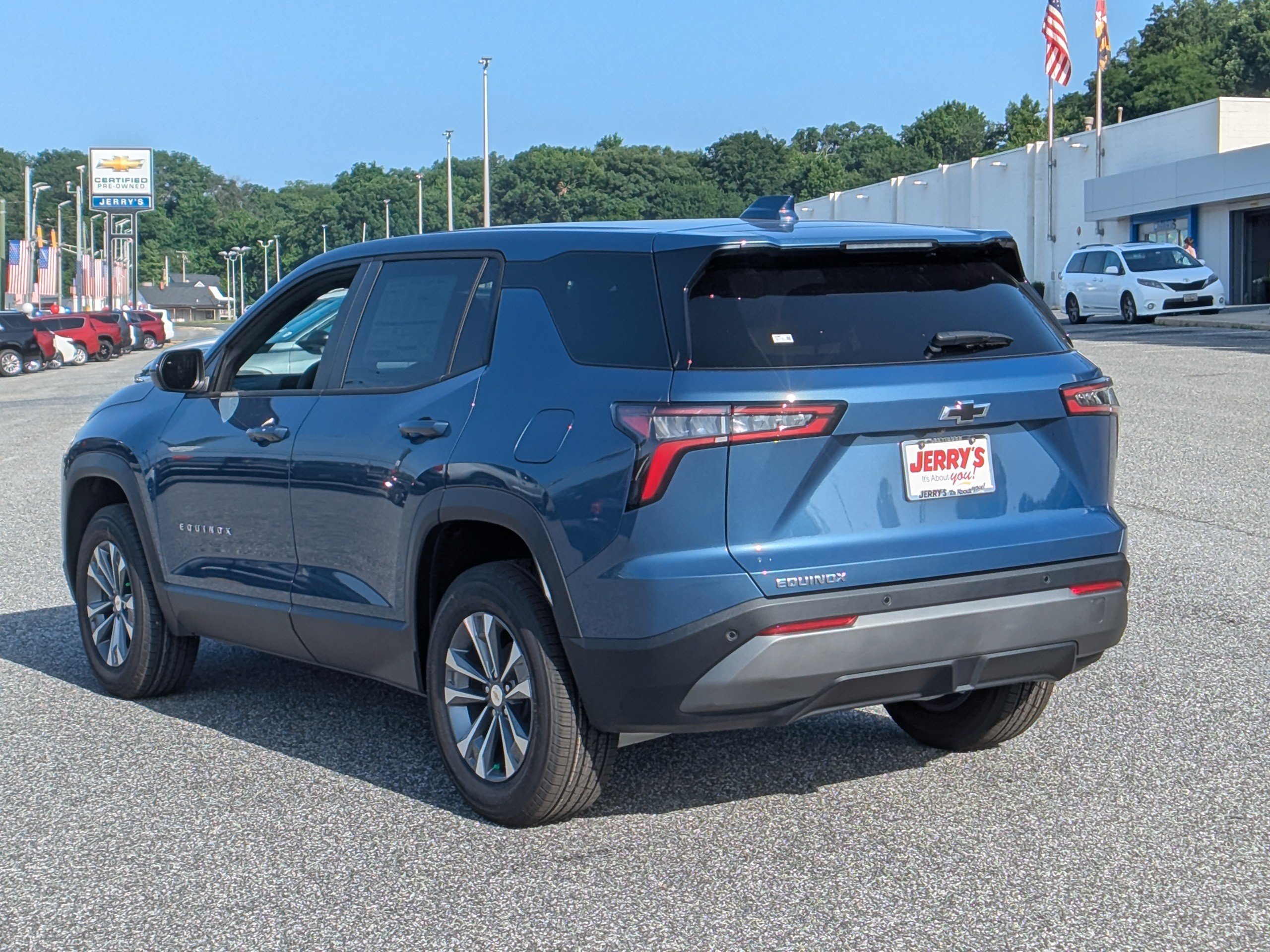New 2027 Chevrolet Equinox LT w/ Convenience Package II FWD image 5