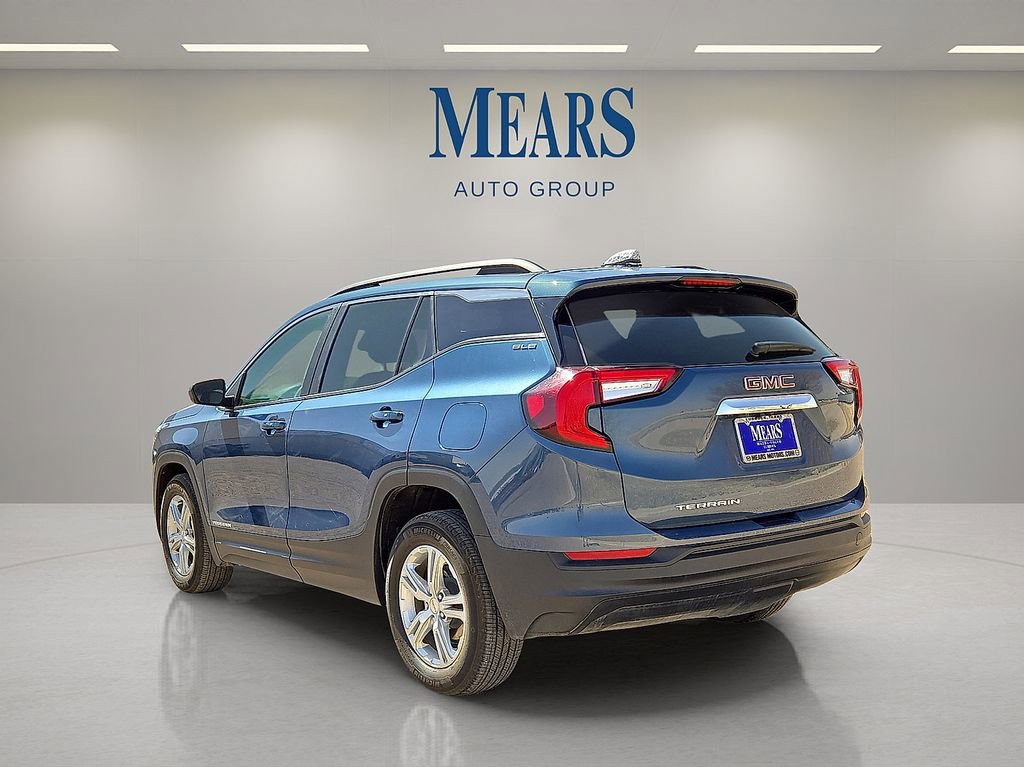 Used 2024 GMC Terrain SLE w/ Driver Convenience Package image 3