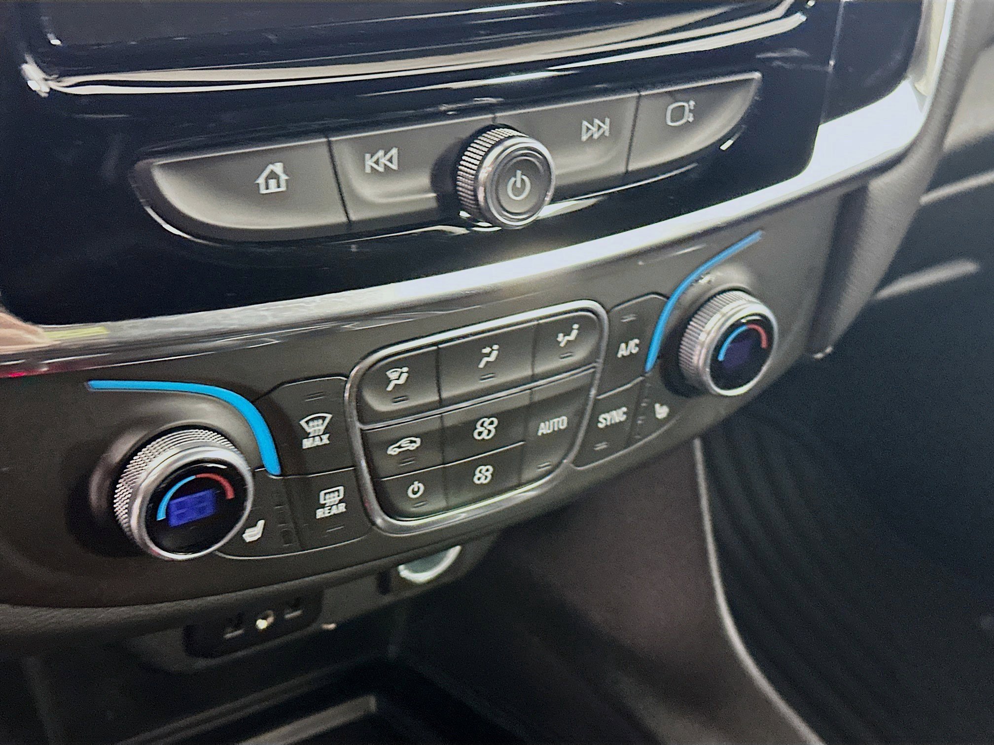 Used 2023 Chevrolet Traverse LT image 23