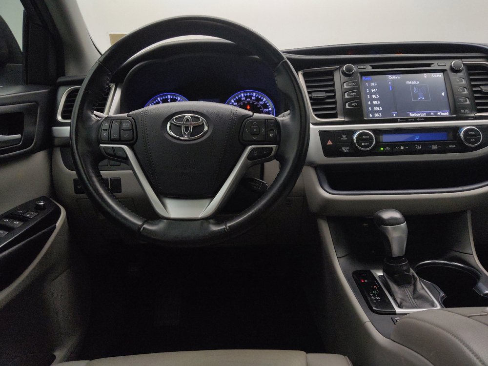 Used 2019 Toyota Highlander XLE FWD image 22