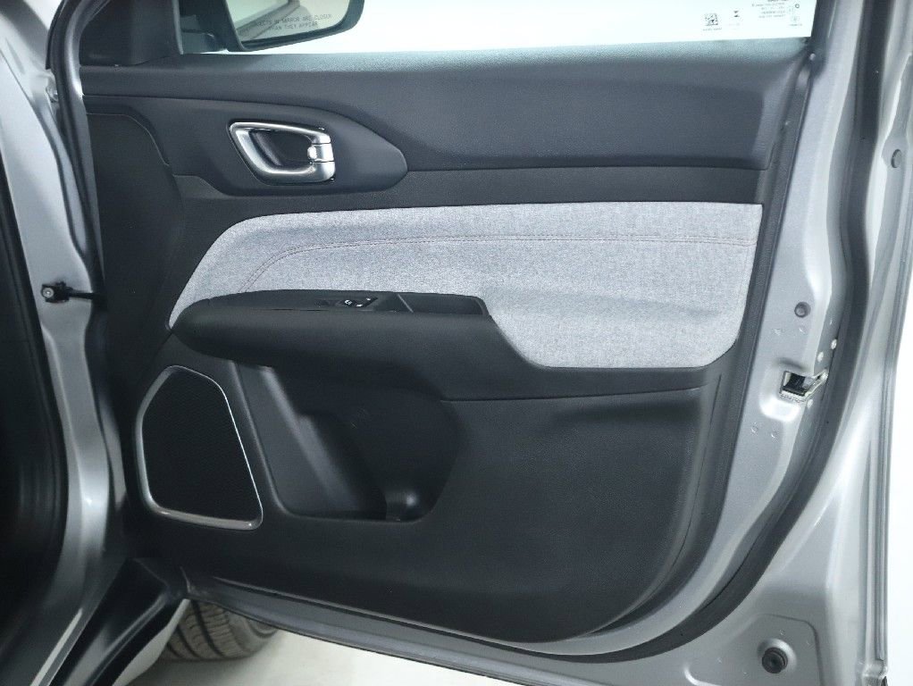 Used 2024 Jeep Compass Latitude image 33