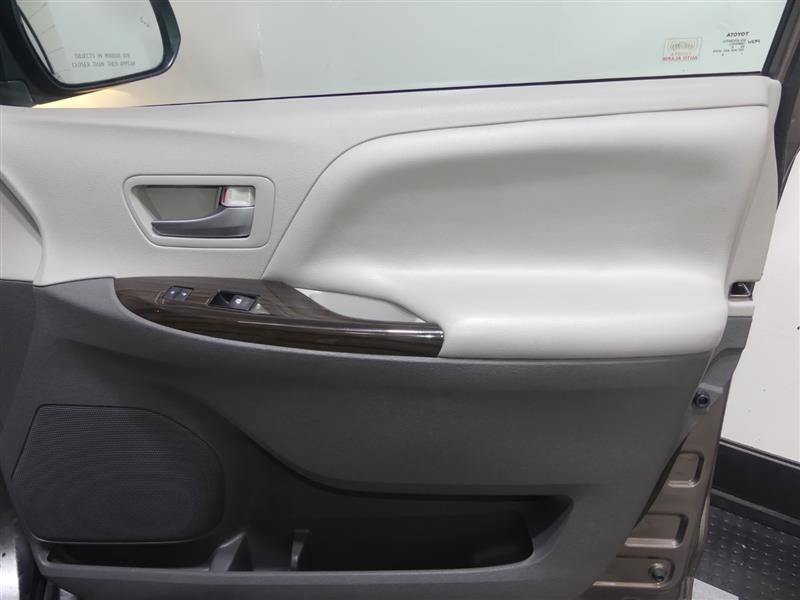 Used 2017 Toyota Sienna XLE Premium AWD/4WD image 19