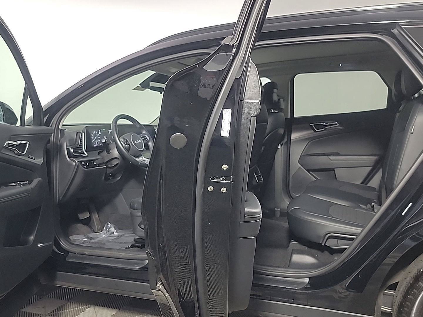 Used 2025 Kia Sportage SX AWD/4WD image 16