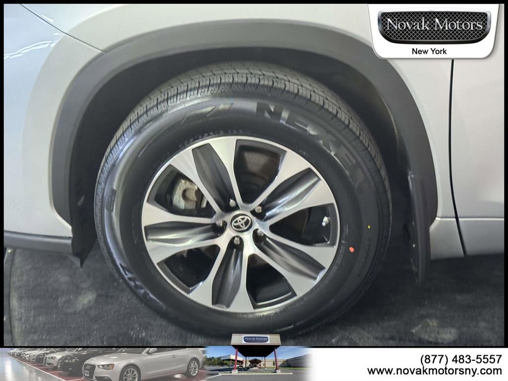 Used 2022 Toyota Highlander XLE AWD/4WD image 9