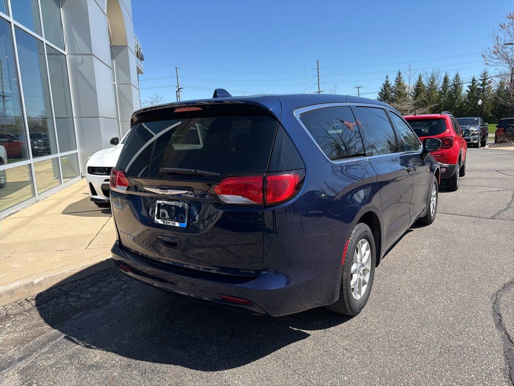 Used 2017 Chrysler Pacifica Touring FWD image 3