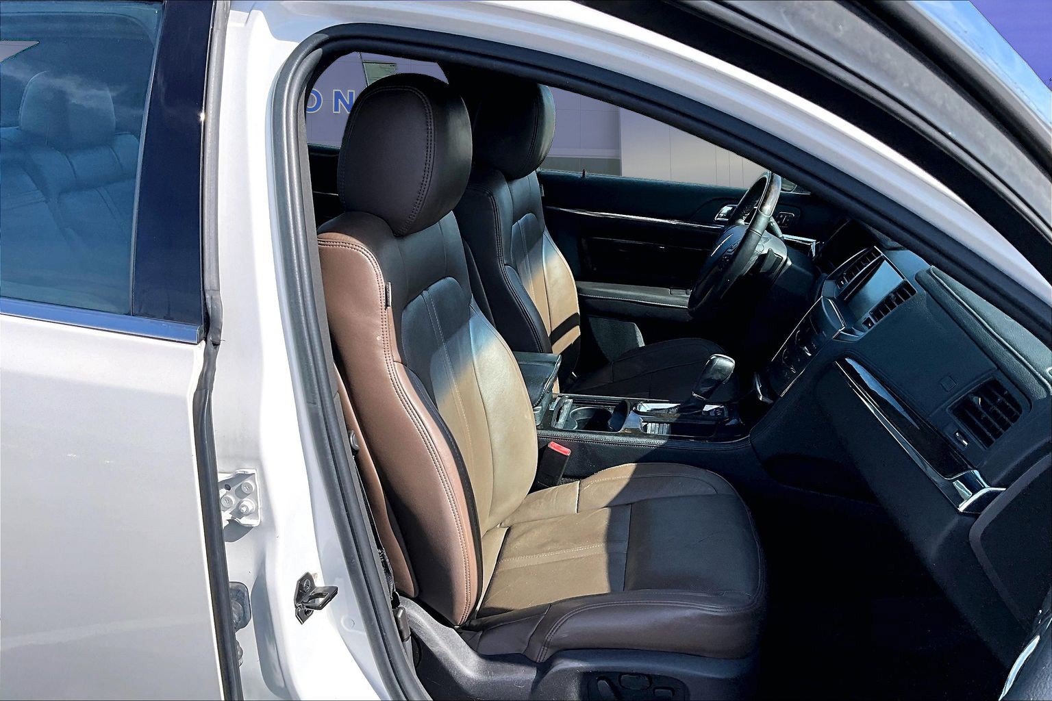 Used 2013 Lincoln MKS AWD image 28