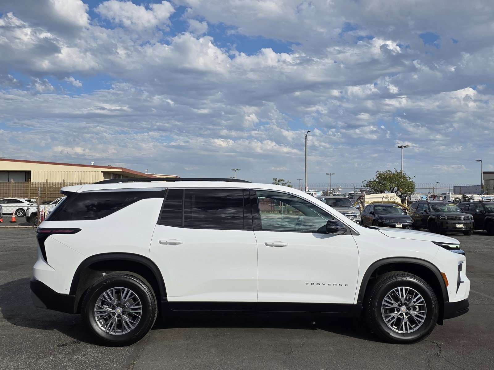 New 2025 Chevrolet Traverse LT w/ Enhanced Driving Package image 8