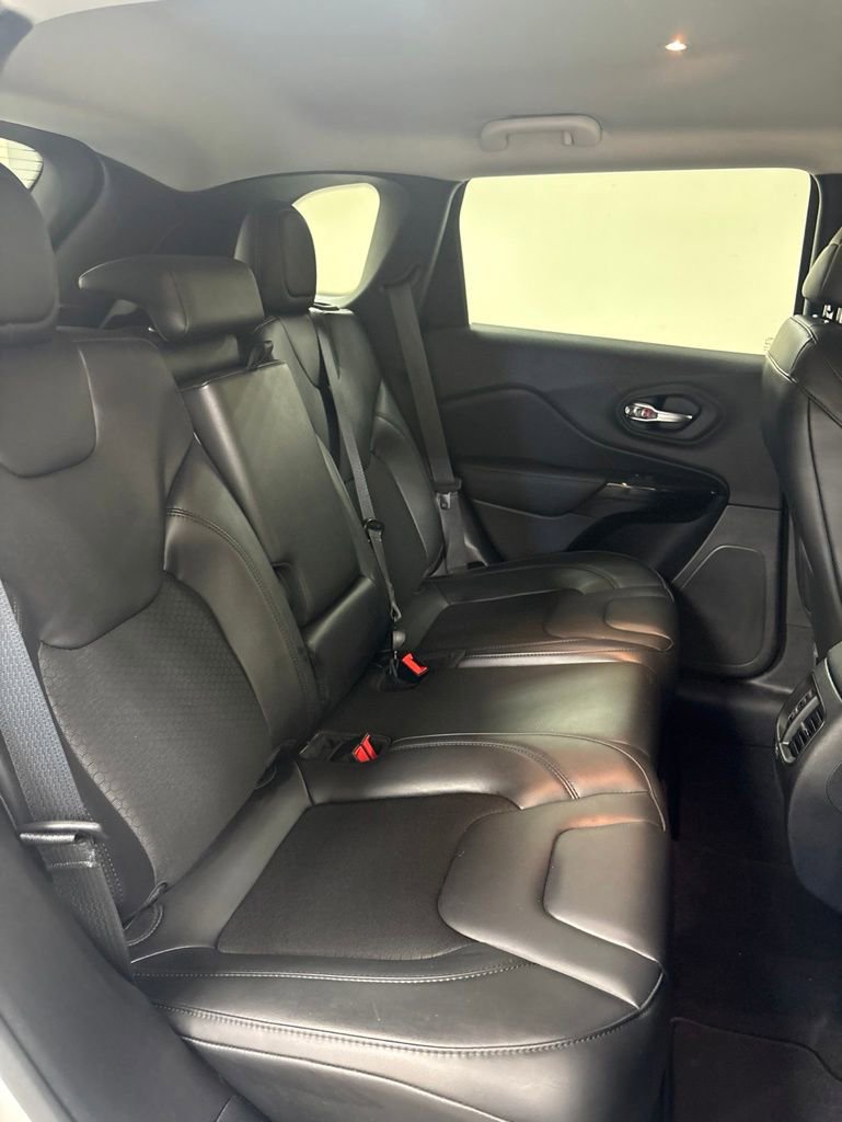 Used 2021 Jeep Cherokee Latitude Plus AWD/4WD image 31