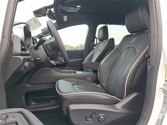 New 2026 Chrysler Pacifica Limited w/ S Appearance Package image 6