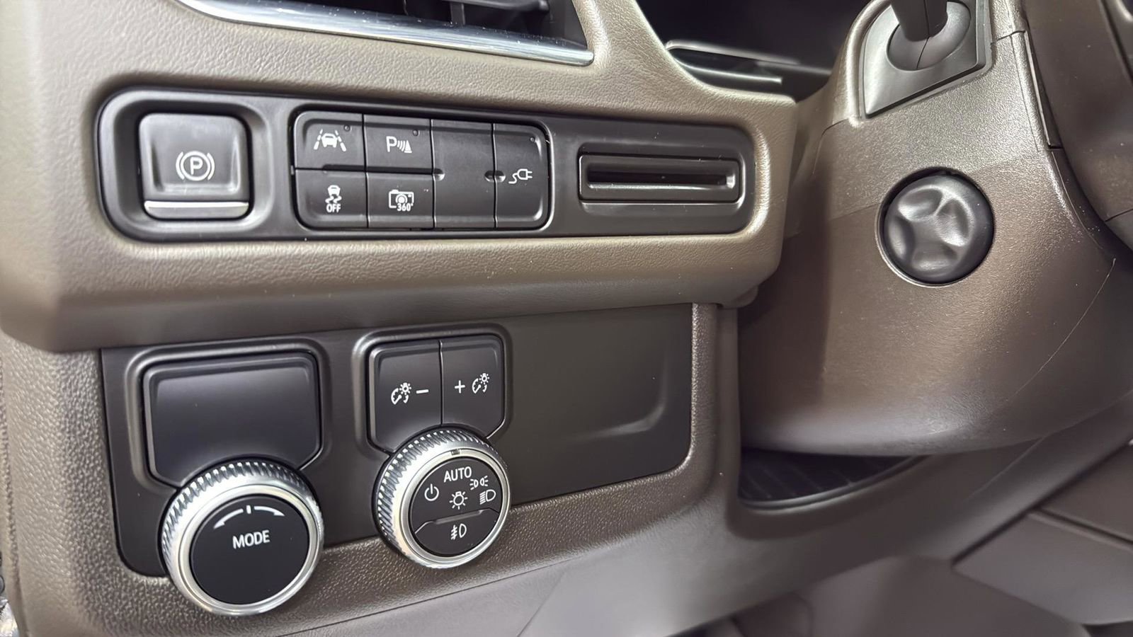 Used 2022 GMC Yukon XL SLT w/ SLT Luxury Package image 17