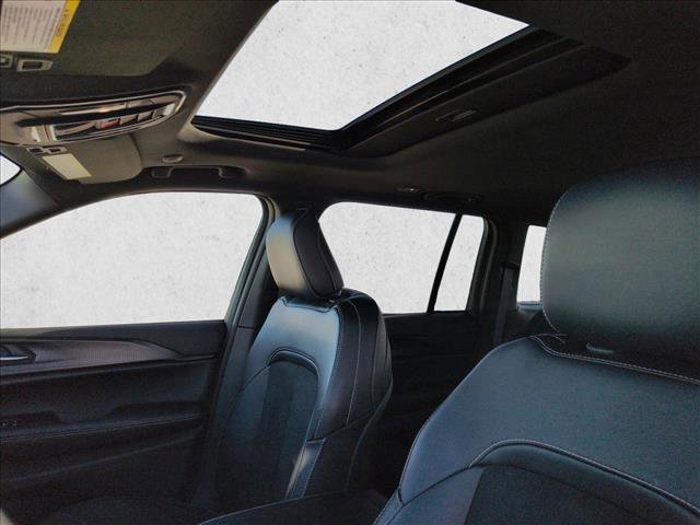 Used 2025 Jeep Grand Cherokee Laredo image 14