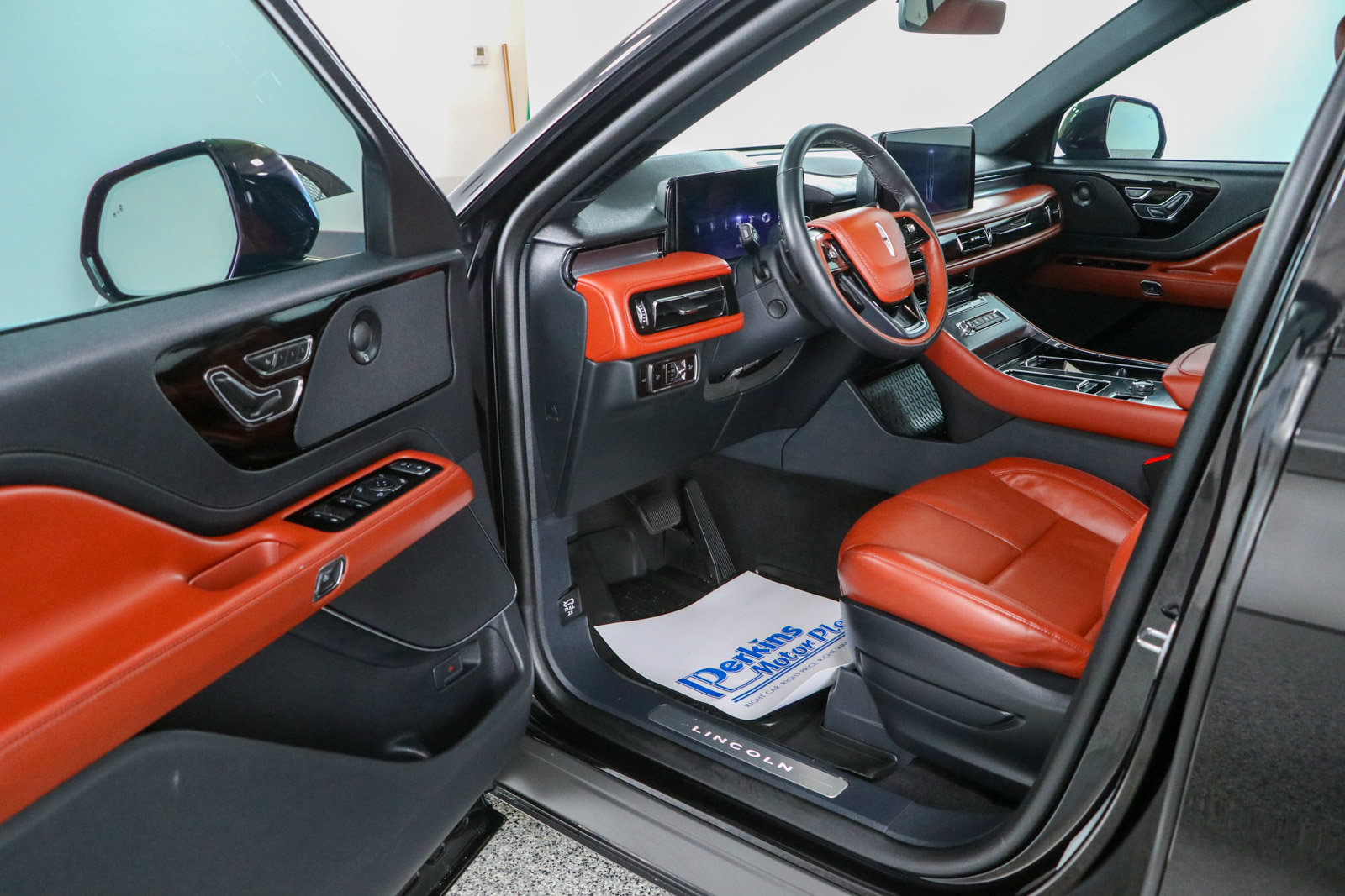 Used 2025 Lincoln Aviator Reserve w/ Jet Appearance Package AWD/4WD image 3
