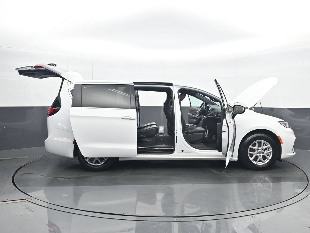 Used 2025 Chrysler Pacifica Select FWD image 36
