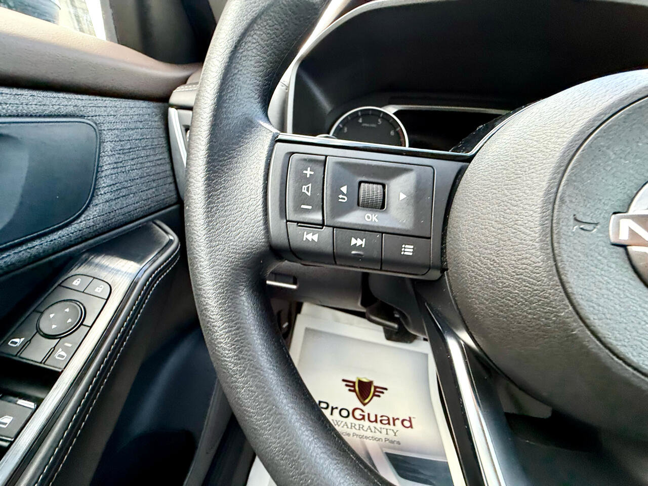 Used 2023 Nissan Rogue SV image 22