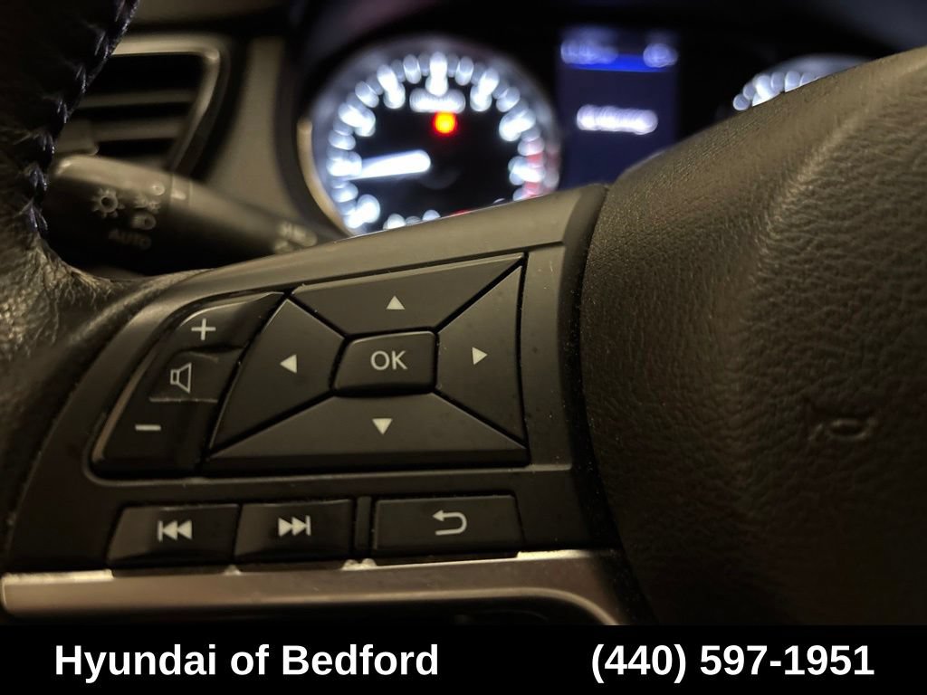 Used 2018 Nissan Rogue SV AWD/4WD image 17