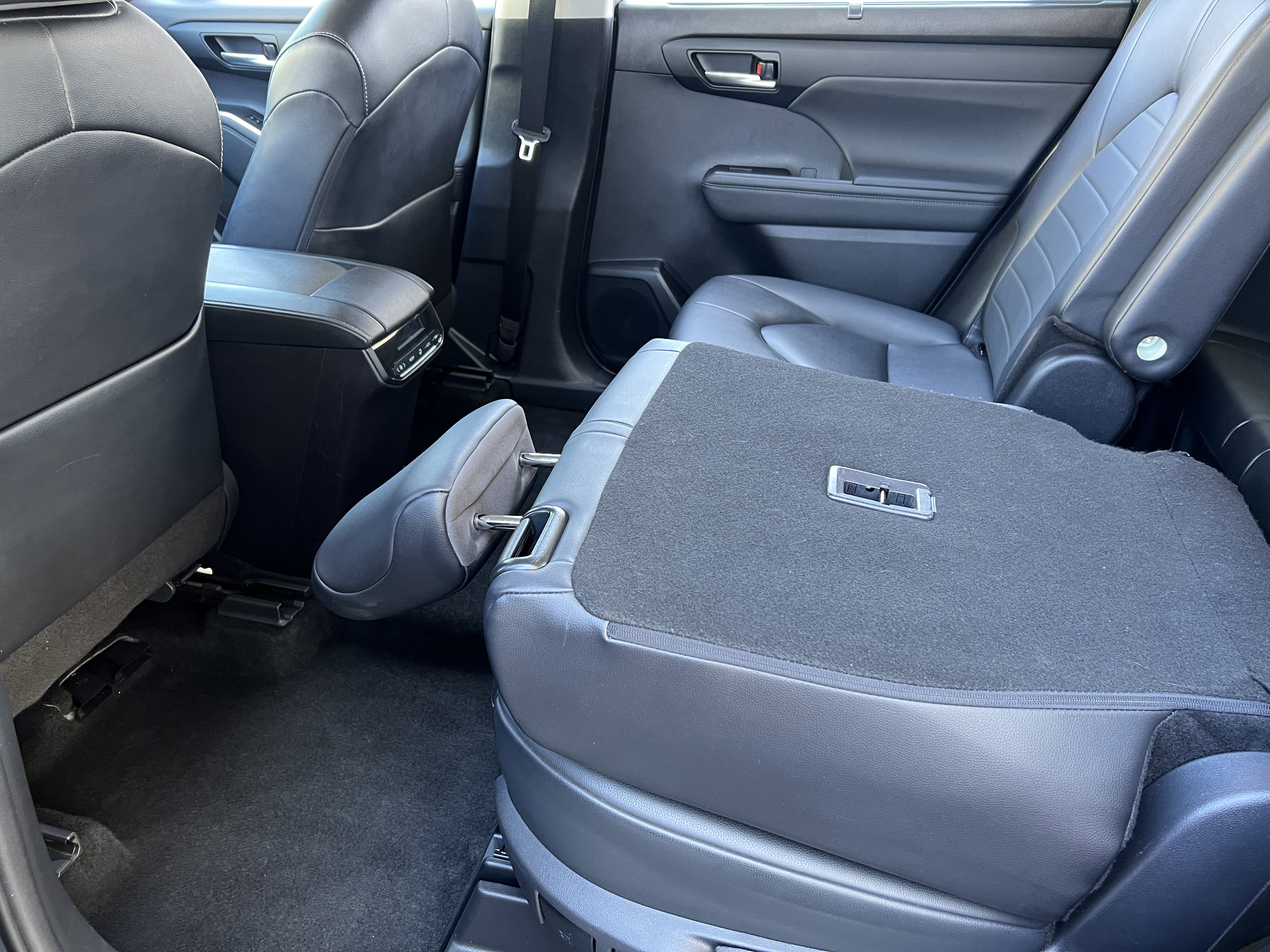 Used 2024 Toyota Highlander XLE image 18