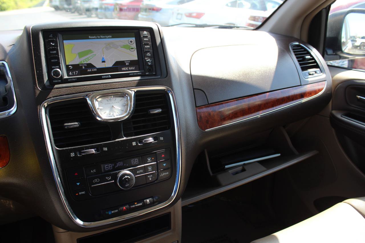 Used 2014 Chrysler Town & Country Touring FWD image 20