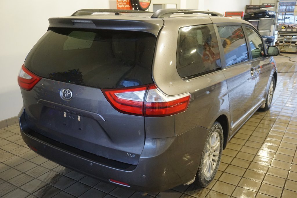 Used 2017 Toyota Sienna XLE image 16