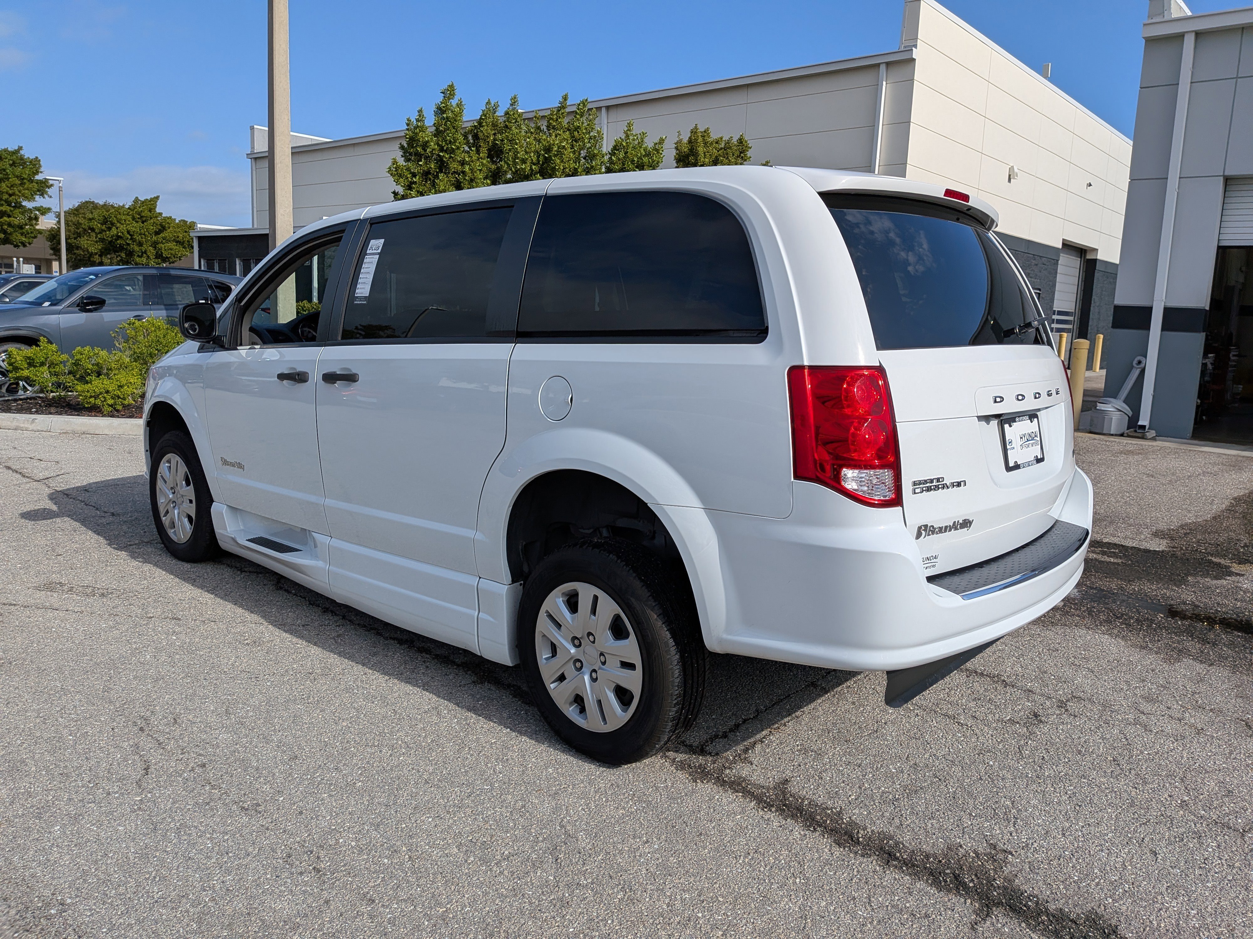 Used 2019 Dodge Grand Caravan SE w/ Power Convenience Group I FWD image 6
