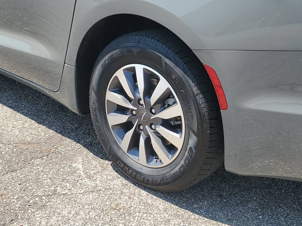 Used 2022 Chrysler Pacifica Touring-L FWD image 34