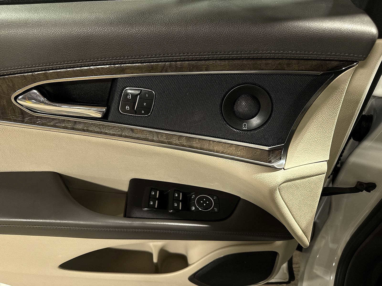 Used 2016 Lincoln MKX Reserve w/ Cargo Accessories Package image 23