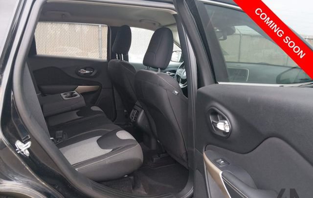 Used 2018 Jeep Cherokee Latitude w/ Safety Group AWD/4WD image 6