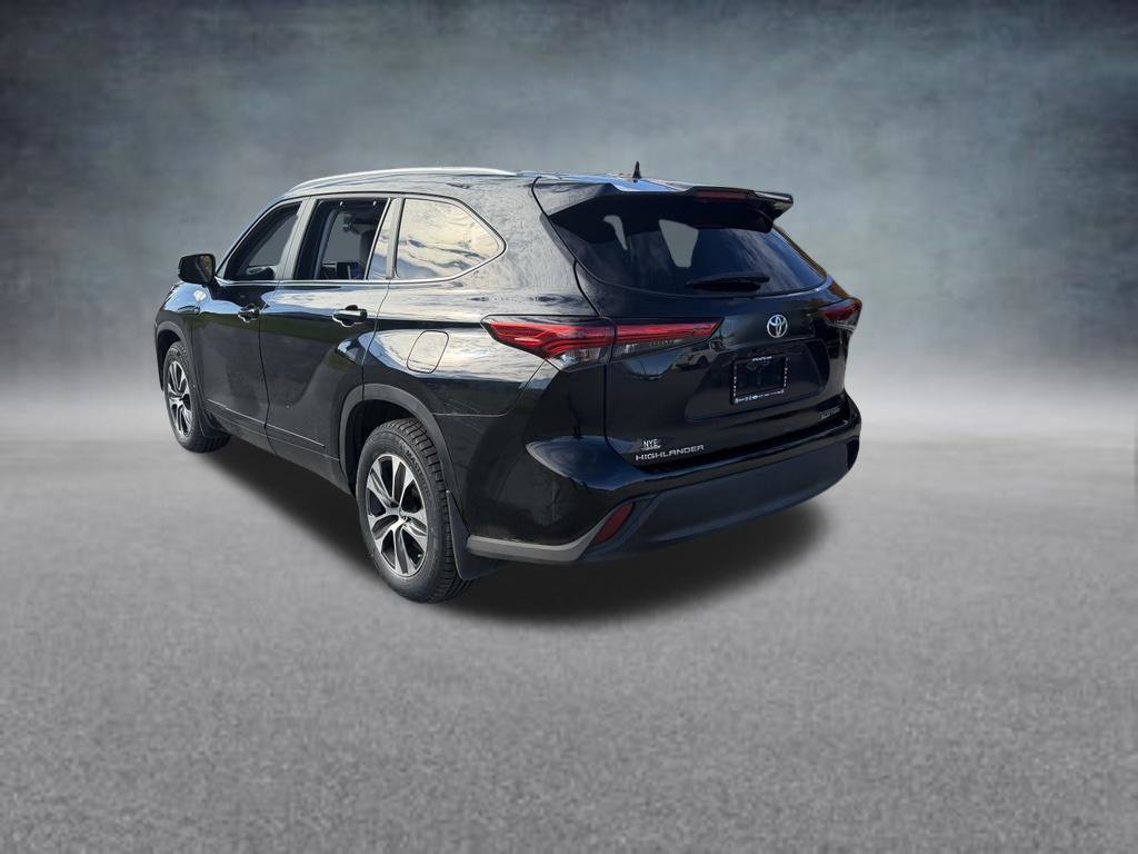 Used 2023 Toyota Highlander XLE AWD/4WD image 3