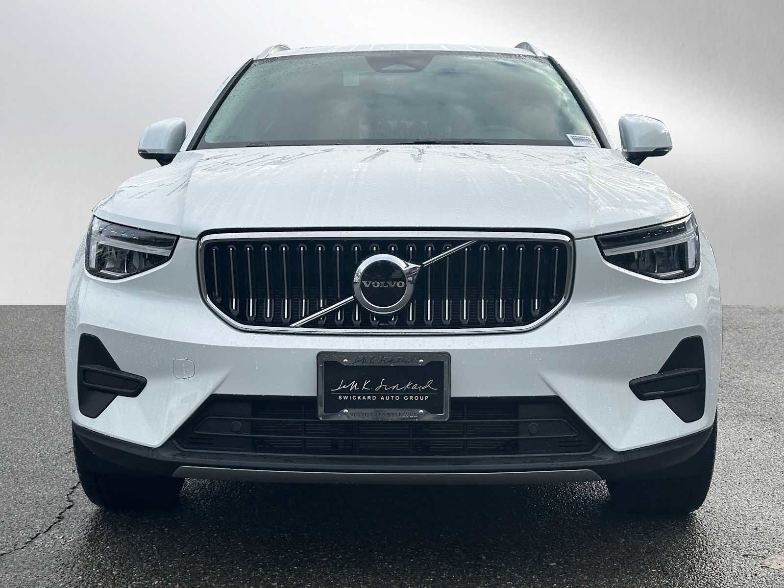 Used 2025 Volvo XC40 B5 Core w/ Climate Package image 8