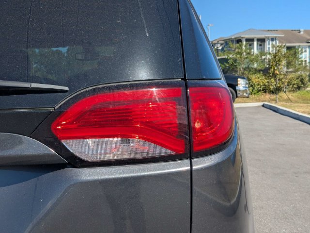 Used 2017 Chrysler Pacifica Touring-L Plus FWD image 10