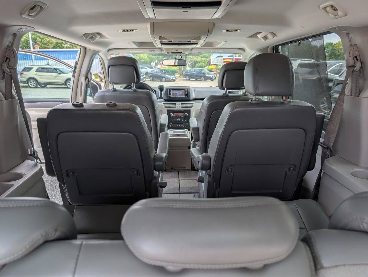 Used 2010 Volkswagen Routan SEL FWD image 9