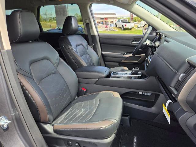 Certified 2025 Nissan Pathfinder Platinum w/ Cargo Package AWD/4WD image 15