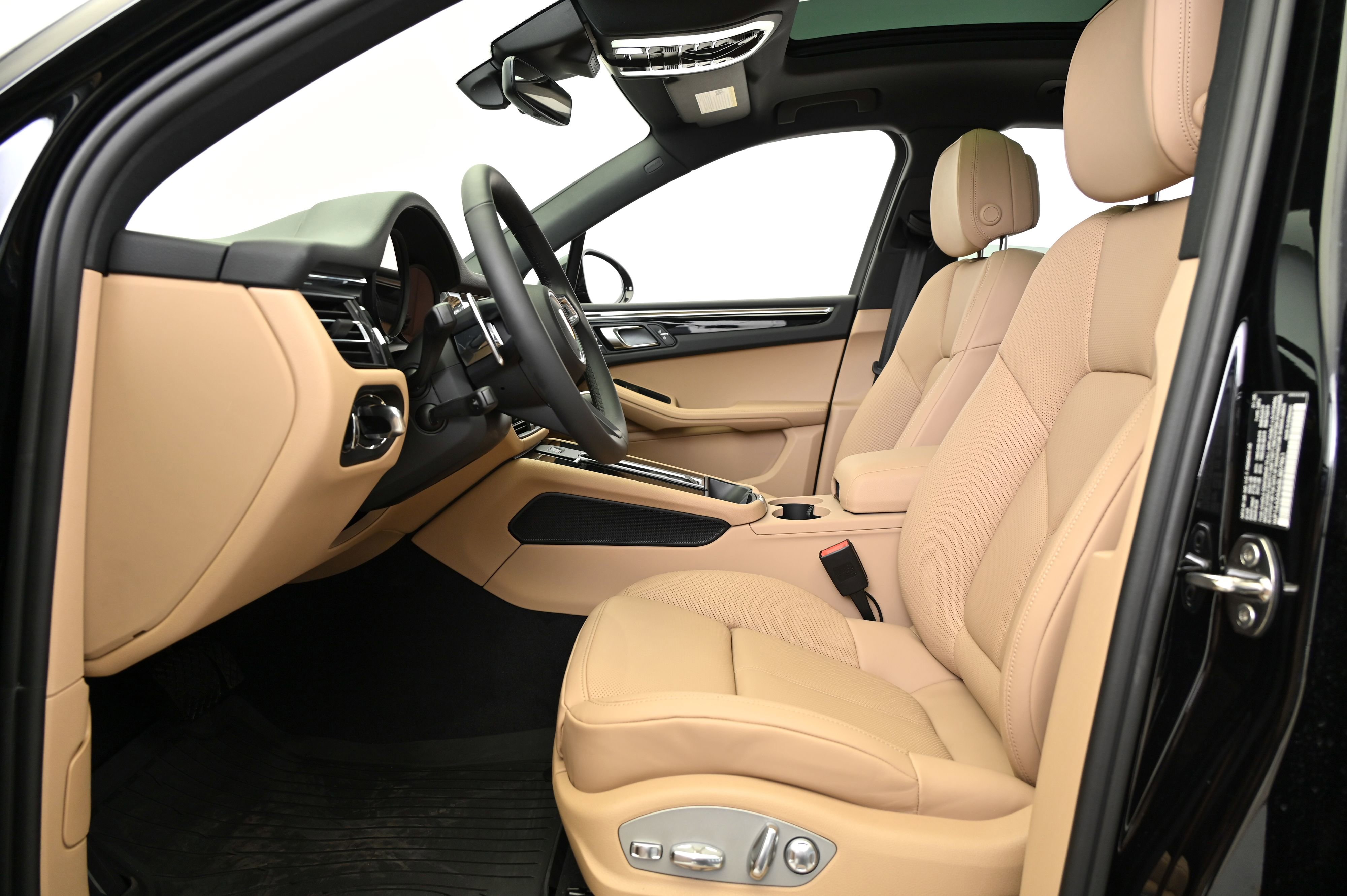 Certified 2025 Porsche Macan image 37