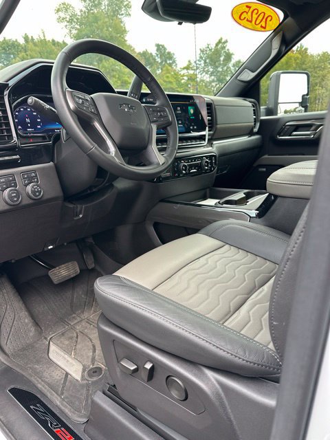 Used 2025 Chevrolet Silverado 2500 ZR2 w/ Technology Package AWD/4WD image 9
