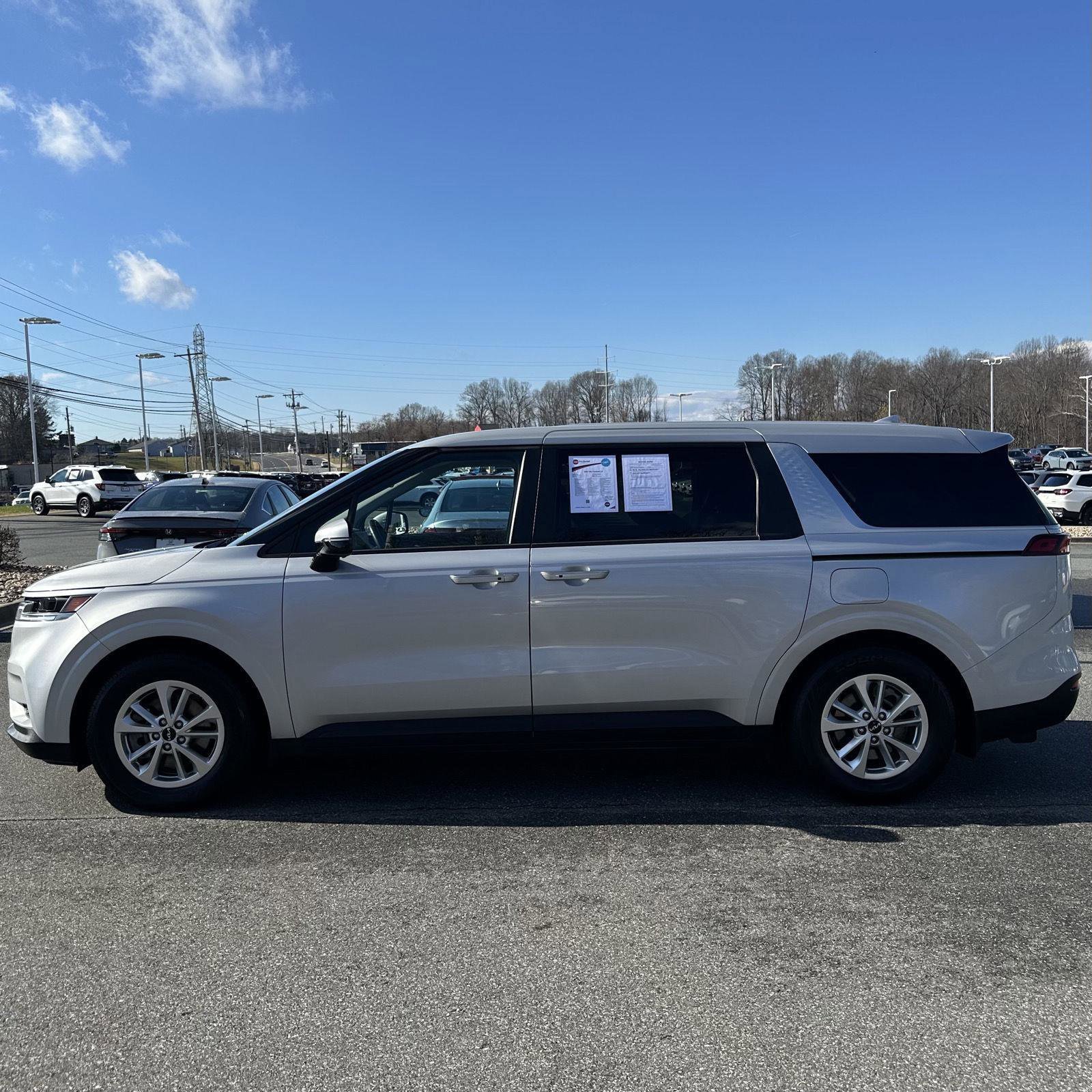 Used 2023 Kia Carnival LX w/ Paint Protection Package image 2