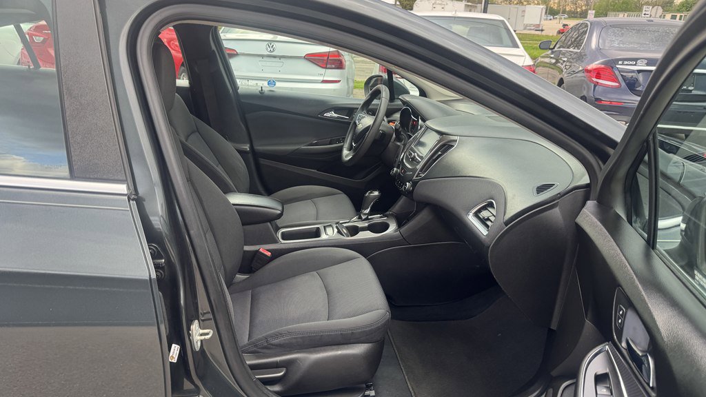 Used 2018 Chevrolet Cruze LT w/ LT Convenience Package FWD image 26