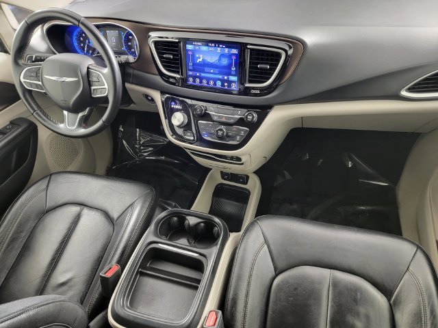 Used 2017 Chrysler Pacifica Touring-L FWD image 32