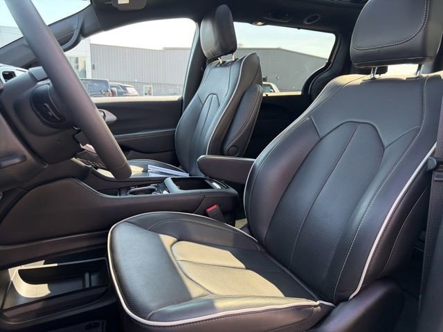 Used 2026 Chrysler Pacifica Limited FWD image 14