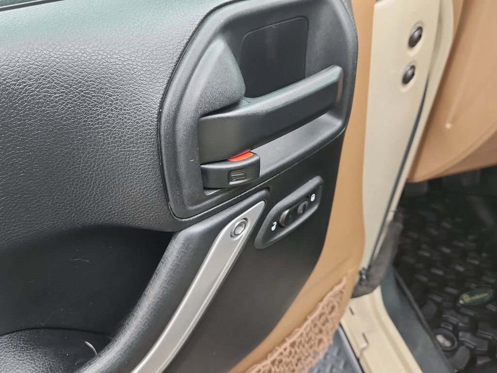 Used 2017 Jeep Wrangler Unlimited Sahara w/ Connectivity Group AWD/4WD image 8