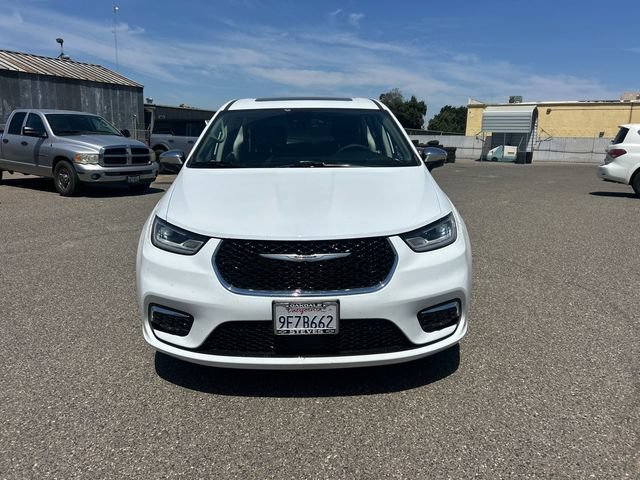 Used 2023 Chrysler Pacifica Limited w/ Uconnect Theater Family Group FWD image 2