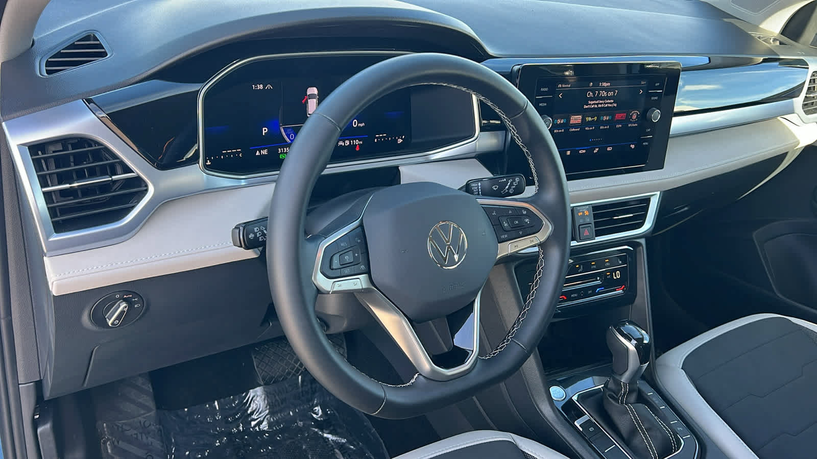 Used 2025 Volkswagen Taos SE image 10