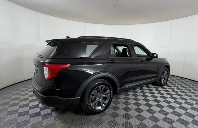 Used 2023 Ford Explorer XLT w/ Equipment Group 202A RWD image 4