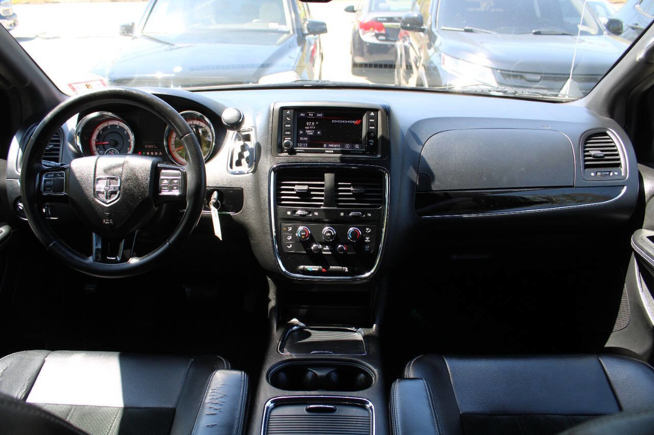 Used 2017 Dodge Grand Caravan SXT w/ Blacktop Package FWD image 32