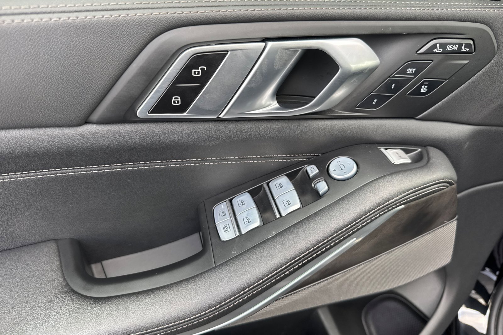 Used 2024 BMW X7 xDrive40i w/ M Sport Package image 10