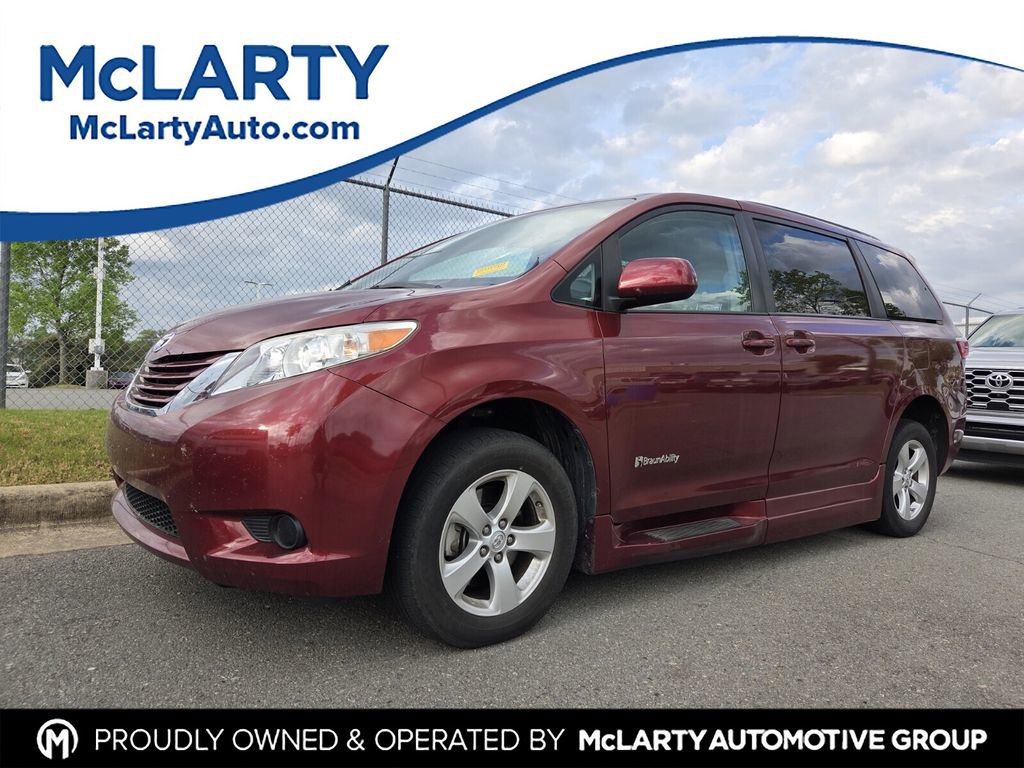 Used 2017 Toyota Sienna LE image 1