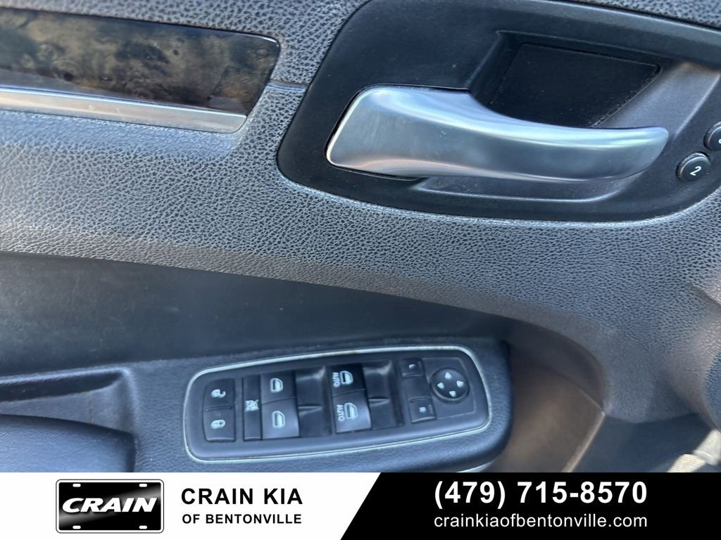 Used 2017 Chrysler 300 C image 33