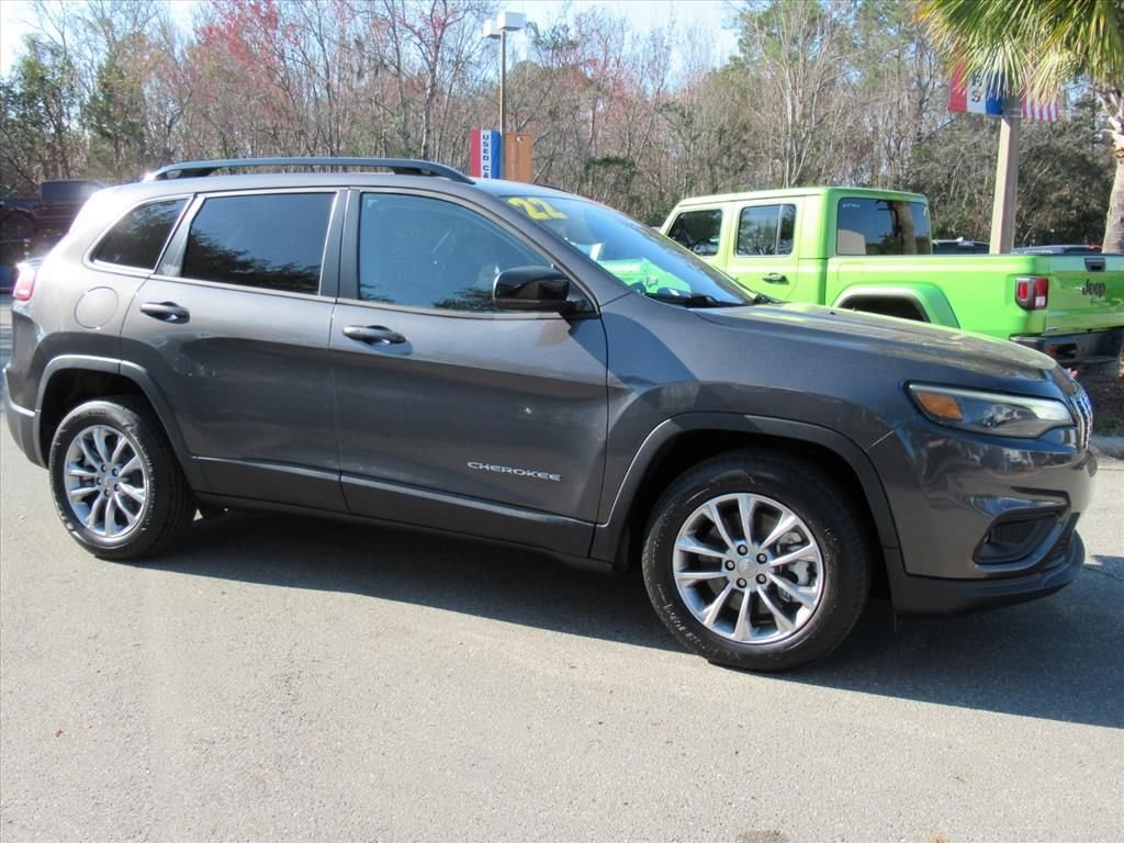 Used 2022 Jeep Cherokee Latitude Lux w/ Mopar Interior Package image 2
