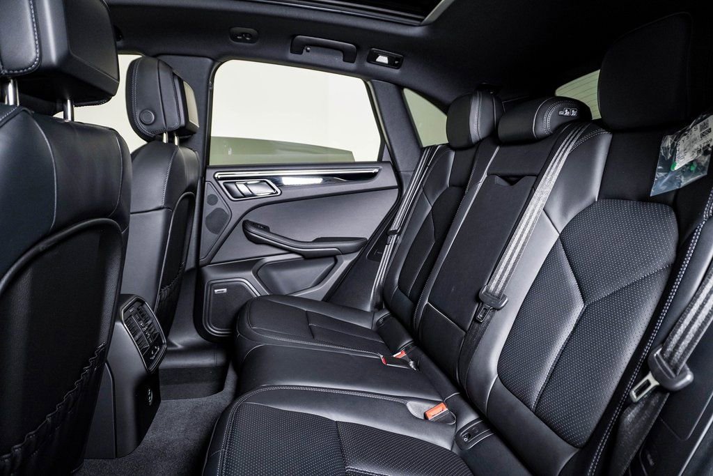 Certified 2025 Porsche Macan image 17