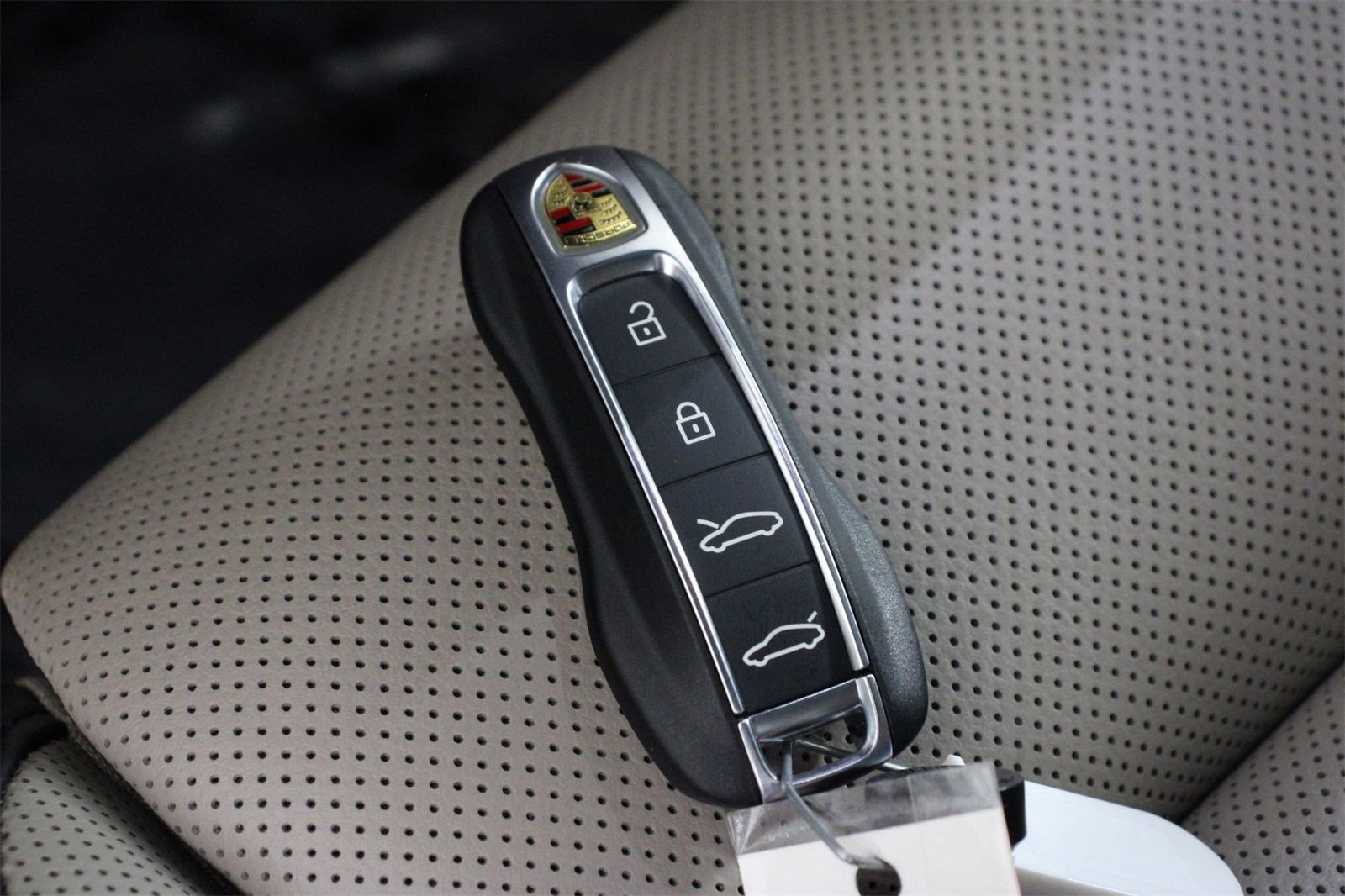 Used 2025 Porsche Taycan image 32